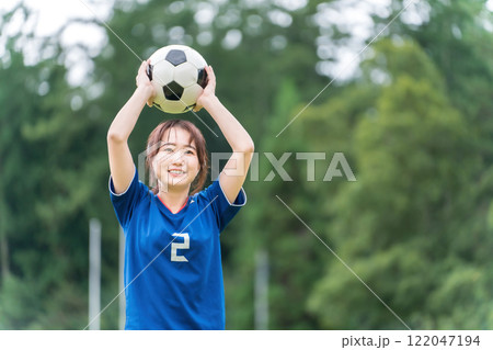 スローインしようとするフットサル・女子サッカー選手 スローインしようとするフットサル・女子サッカー選手 122047194