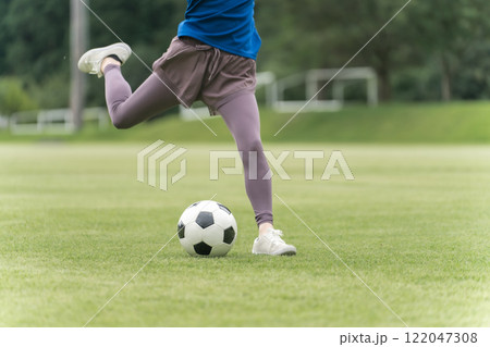 サッカーボールを蹴る・シュートする女性の足元 122047308
