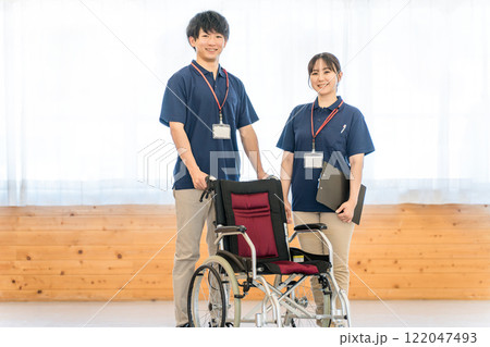 介護施設・デイサービスで働くケアマネージャー・作業療法士の介護職員 122047493