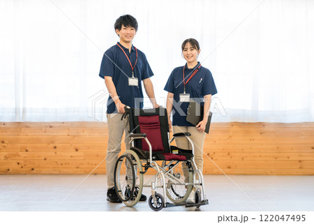 介護施設・デイサービスで働くケアマネージャー・作業療法士の介護職員 介護施設・デイサービスで働くケアマネージャー・作業療法士の介護職員 122047495