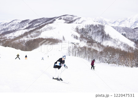 スキーを楽しむ子ども 122047531