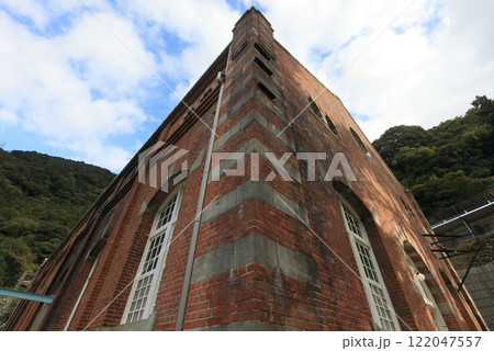 マイントピア別子、端出場ゾーンの旧端出場水力発電所の西面の正面入口側と放水口のある北面側 マイントピア別子、端出場ゾーンの旧端出場水力発電所の西面の正面入口側と放水口のある北面側 122047557