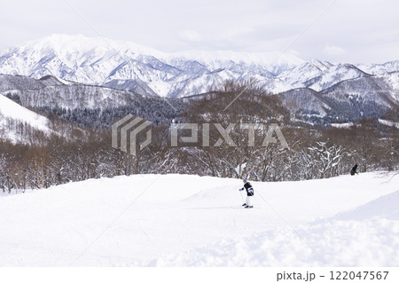 スキーを楽しむ子ども 122047567