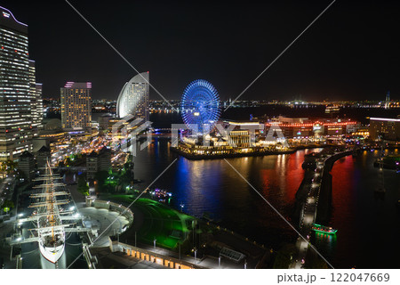 日本の横浜。観覧車と高層ビルの明かりが眩い夜景。 日本の横浜。観覧車と高層ビルの明かりが眩い夜景。 122047669