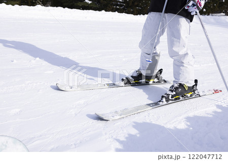 スキーを楽しむ子ども 122047712