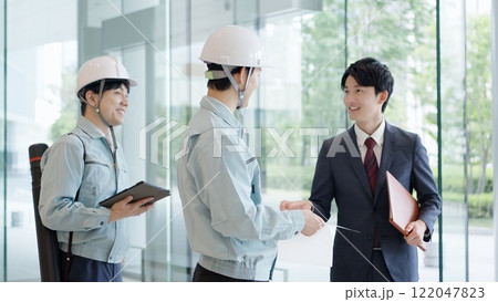 クライアントと打ち合わせをする作業服を着た男性 クライアントと打ち合わせをする作業服を着た男性 122047823