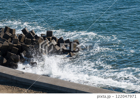防波堤、消波ブロックに打ちつける波 122047971