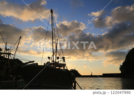 仁科港の島の向こうに綺麗な夕陽　 122047990
