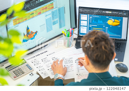 男性エンジニア　事業計画　分析　グラフ　ビジネスマン　1人 122048147