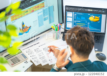 男性エンジニア　事業計画　分析　グラフ　ビジネスマン　1人 122048152