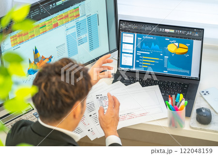 男性エンジニア　事業計画　分析　グラフ　ビジネスマン　1人 122048159