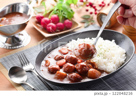 肉団子カレー （ 肉団子の旨味がカレーに染み込んで美味しい！） ミートボールカレー 122048216