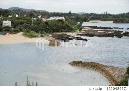 瀬良垣島から見た沖縄本島側の海辺 冬の沖縄 瀬良垣島から見た沖縄本島側の海辺 冬の沖縄 122048437