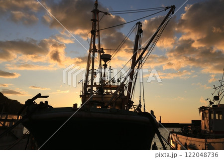 仁科港の島の向こうに綺麗な夕陽　 122048736