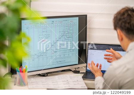 工事工程表を説明する男性主任技術者　ネットワーク工程表　工事監理　作業服 122049199