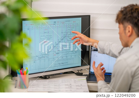 工事工程表を説明する男性一級建築士 ネットワーク工程表 工事監理 工事工程表を説明する男性一級建築士 ネットワーク工程表 工事監理 122049200