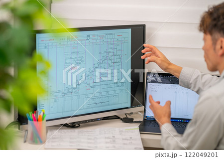 工事工程表を説明する男性一級建築士　ネットワーク工程表　工事監理 122049201