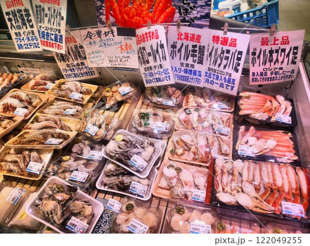 スーパーマーケットの蟹売場 122049255