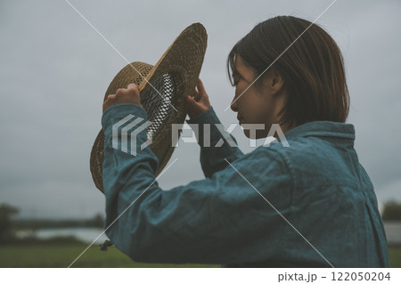 雨雲と農家 122050204