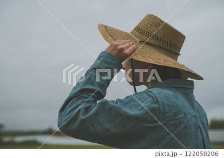 雨雲と農家 122050206