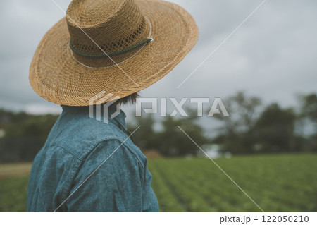 雨雲と農家 122050210