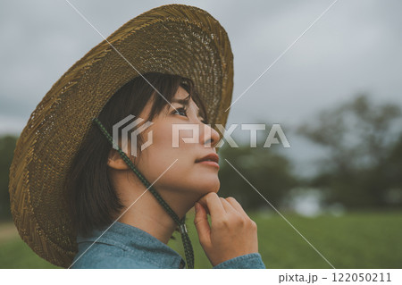 雨雲と農家 122050211