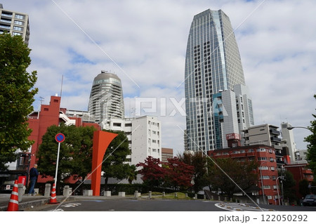 公園から見た高層ビル　11月港区1923愛宕グリーンヒルズ（MORIタワーとフォレストタワー） 122050292