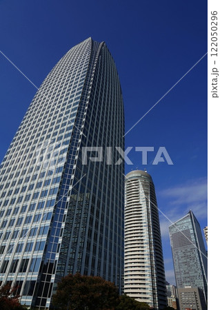 そびえ立つ高層ビル　11月港区1927愛宕グリーンヒルズMORIタワー 122050296