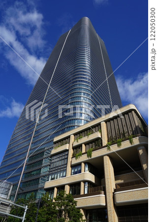 空に映えるガラス張りのビル　青11月港区1931麻布台ヒルズ・タワープラザ 122050300