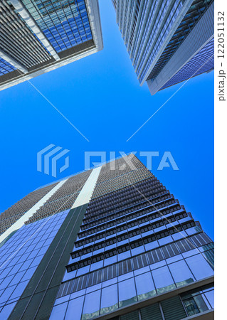 高層ビルを下から見上げたオフィス街の都市風景　ビジネスイメージ 122051132