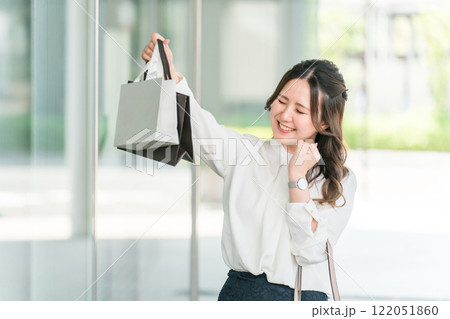 ブランド品・アクセサリー・ジュエリー・腕時計・高級品・貴金属を買った女性 122051860