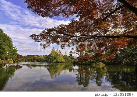 紅葉が美しい兼六園 122051897