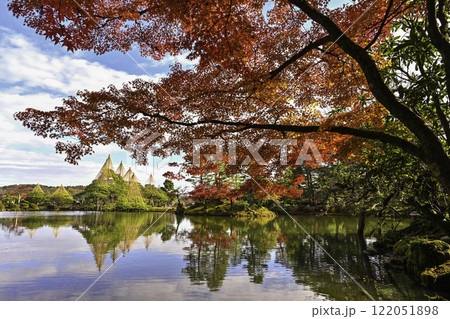 紅葉が美しい兼六園 122051898