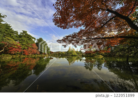 紅葉が美しい兼六園 122051899
