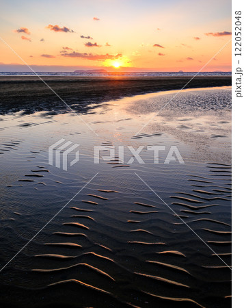 潮が引いた香川県の父母ヶ浜の夕方 潮が引いた香川県の父母ヶ浜の夕方 122052048
