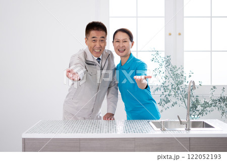 キッチンを掃除するシニアのハウスキーパー 122052193