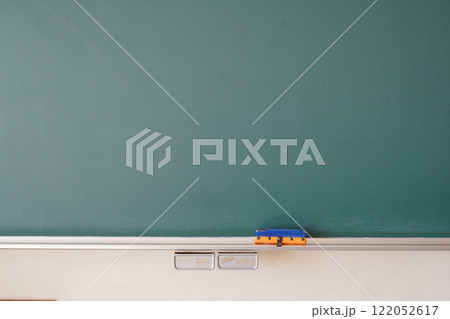 学校の教室の黒板と黒板の前に置かれた黒板消し 122052617