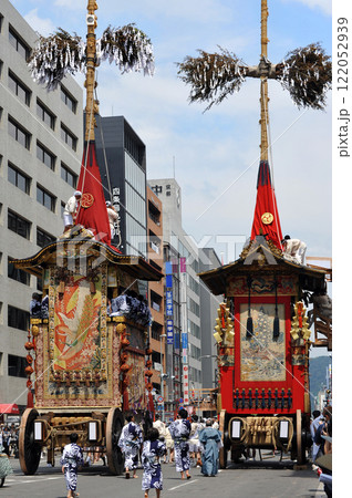 祇園祭り　山鉾巡航　月鉾と菊水鉾 122052939