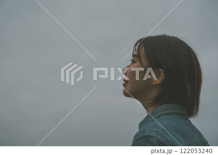 雨雲と若い女性 122053240