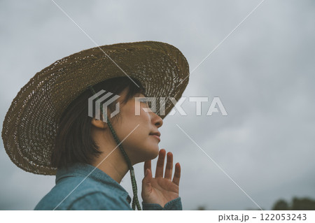 雨雲と農家 雨雲と農家 122053243