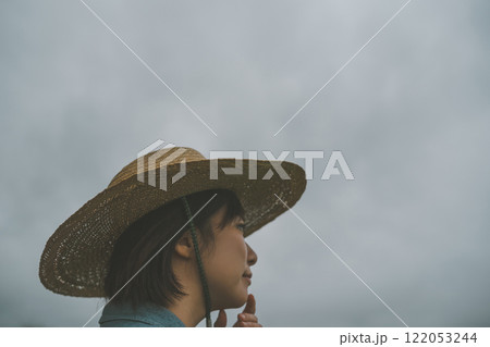 雨雲と農家 122053244