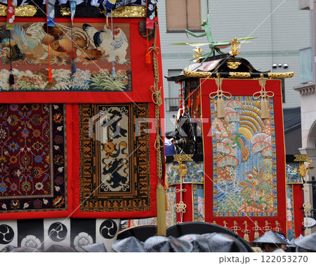 祇園祭り 山鉾巡行 函谷鉾と蟷螂山 祇園祭り 山鉾巡行 函谷鉾と蟷螂山 122053270