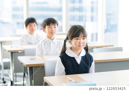 テストを受ける児童 テストを受ける児童 122053425