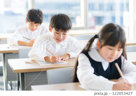 テストを受ける児童 122053427