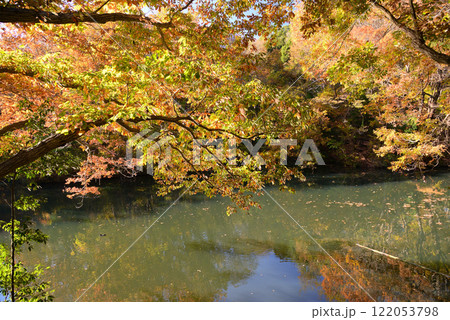 紅葉が湖畔を彩る震生湖 紅葉が湖畔を彩る震生湖 122053798