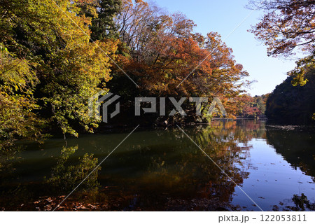 紅葉が湖畔を彩る震生湖 122053811