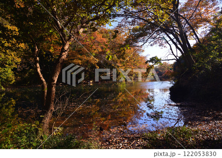 紅葉が湖畔を彩る震生湖 紅葉が湖畔を彩る震生湖 122053830