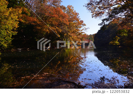 紅葉が湖畔を彩る震生湖 紅葉が湖畔を彩る震生湖 122053832
