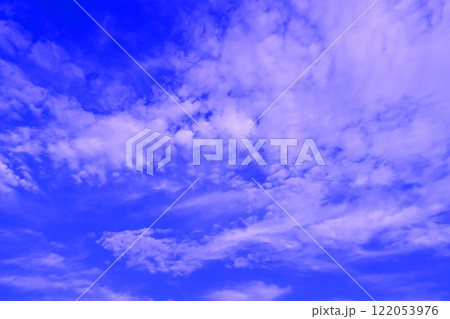 雲のある青空(背景素材) 雲のある青空(背景素材) 122053976
