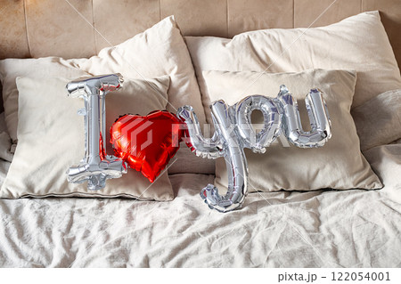 Balloon shaped "i love you" on the bed. Balloon shaped "i love you" on the bed. 122054001